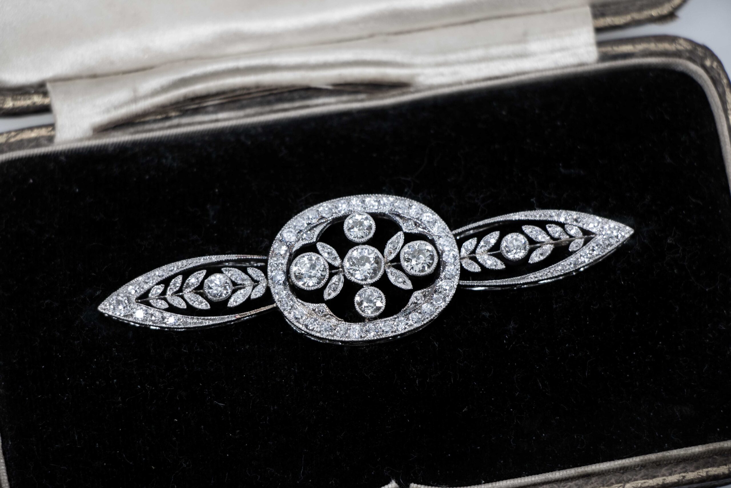 Platinová brož s diamanty 12,35-5