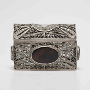 Silver filigree box decorated with agates