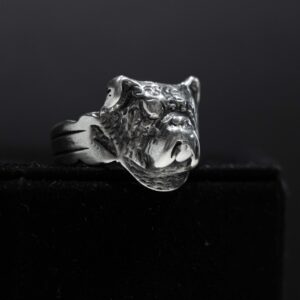 Silver ring with a bulldog